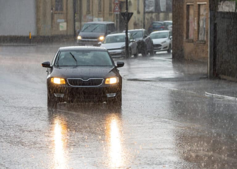 Ako môžu dobré pneumatiky výrazne znížiť riziká aquaplaningu