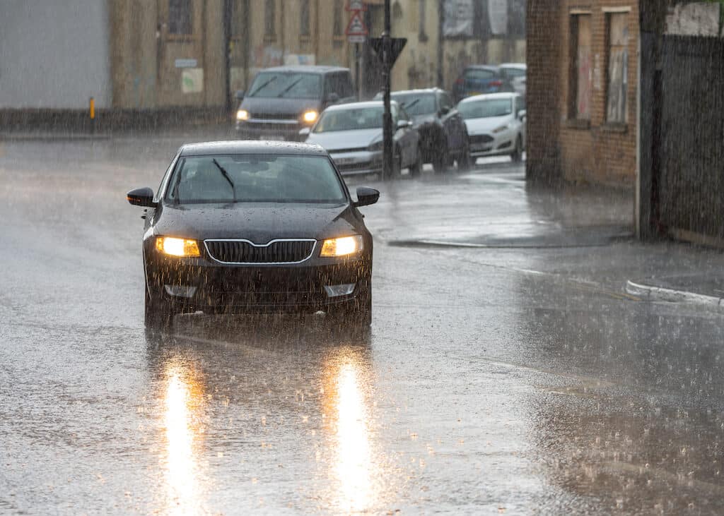 Ako môžu dobré pneumatiky výrazne znížiť riziká aquaplaningu