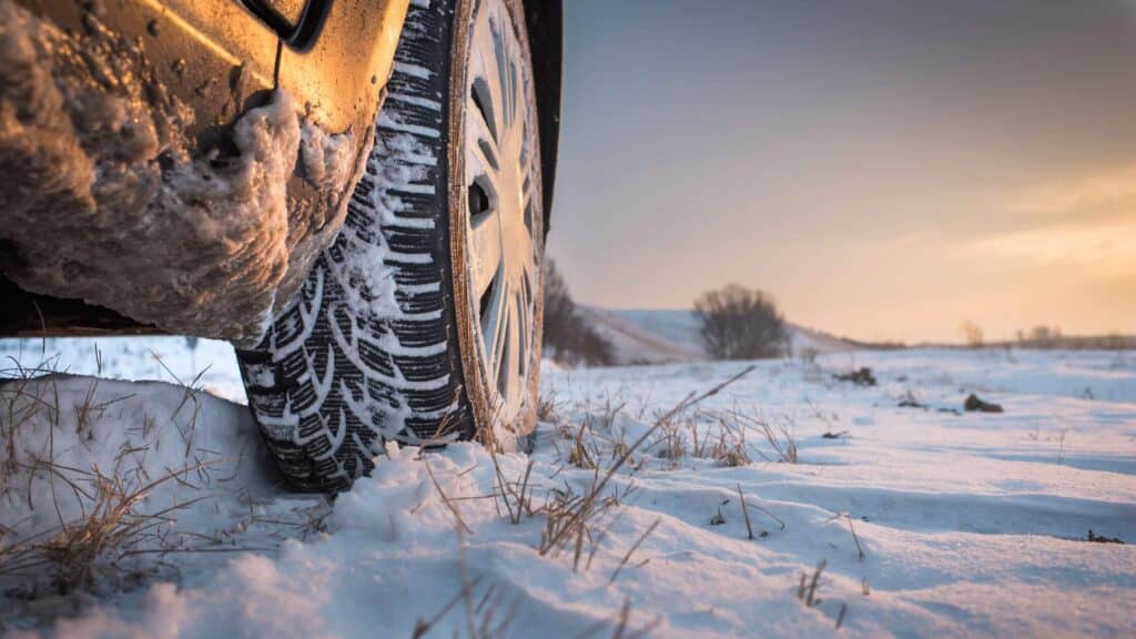 close-up záber na zimnú pneumatiku