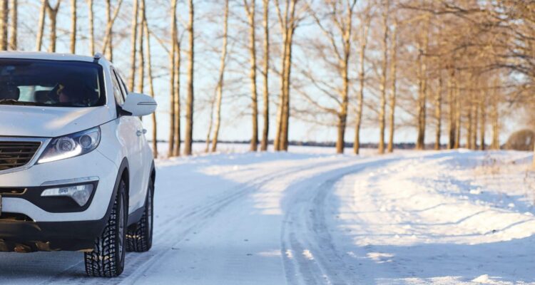 Auto v zime na ceste