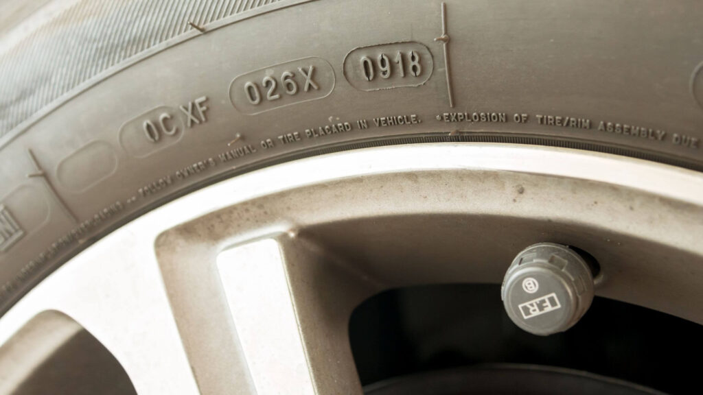 Close-up na DOT kód pneumatiky