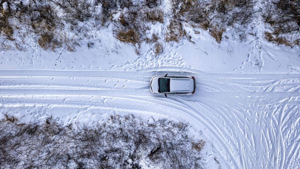 Auto na zasneženej ceste