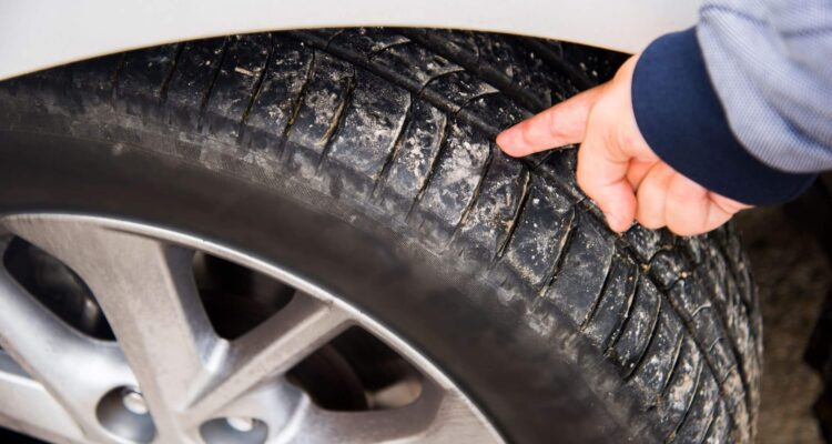 Detail na dezén pneumatiky na aute