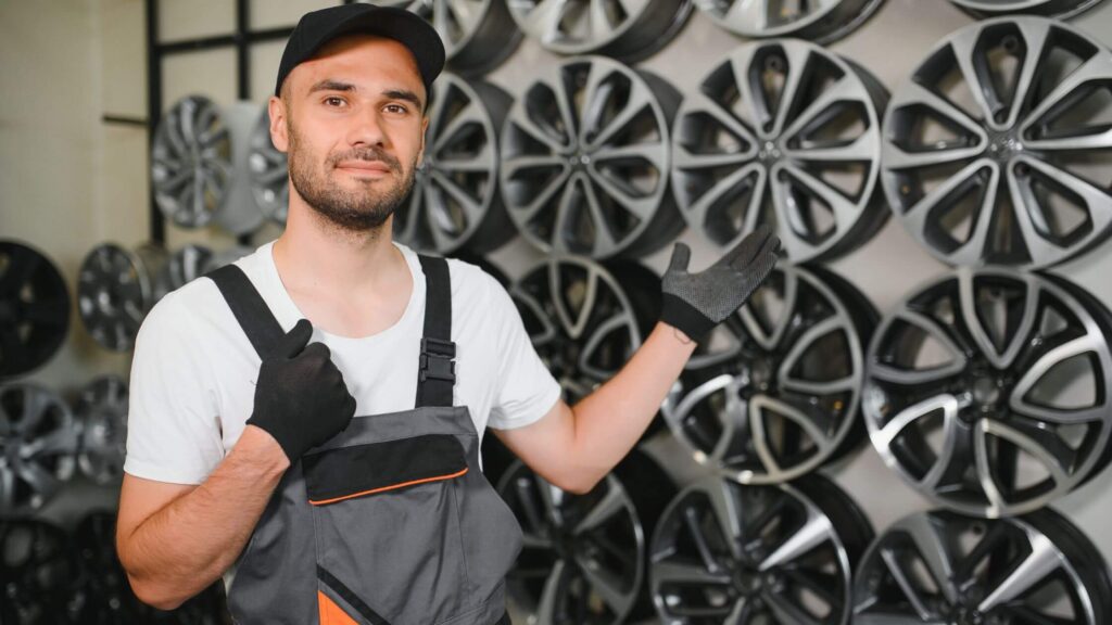 Muž ukazujúci disky na auto