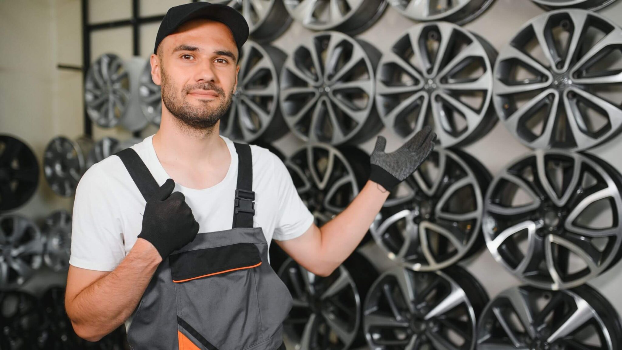 Muž ukazujúci disky na auto