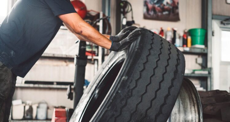 muž držiaci pneumatiku