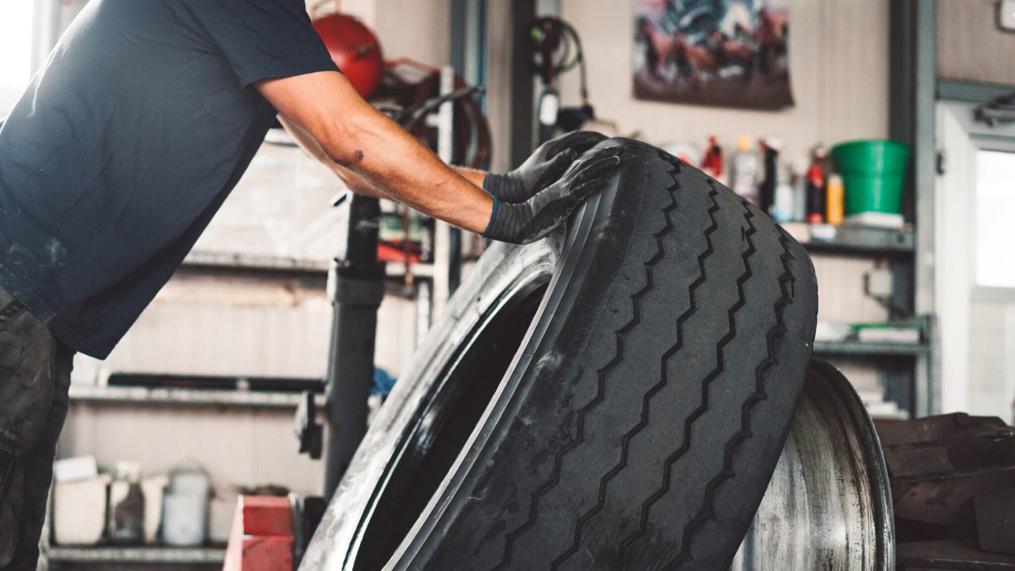 muž držiaci pneumatiku