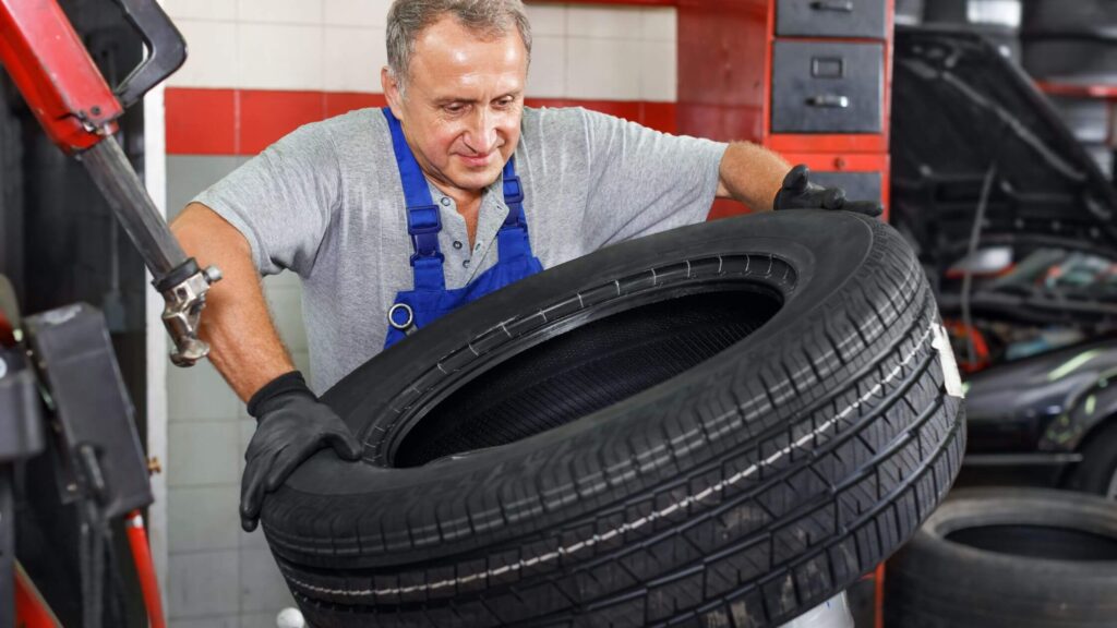 muž prezúva pneumatiku