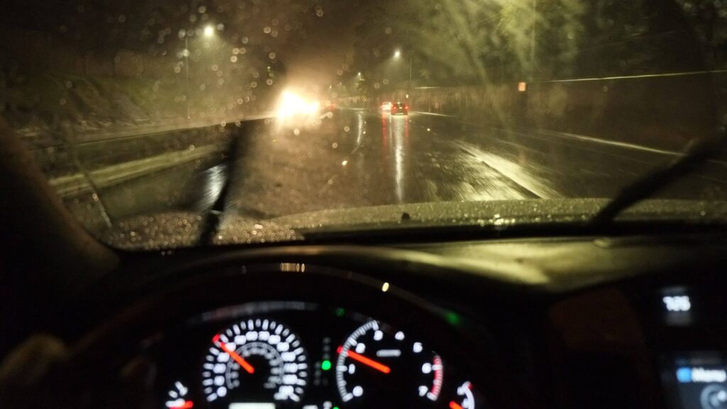 zlá viditeľnosť v noci za dažďa