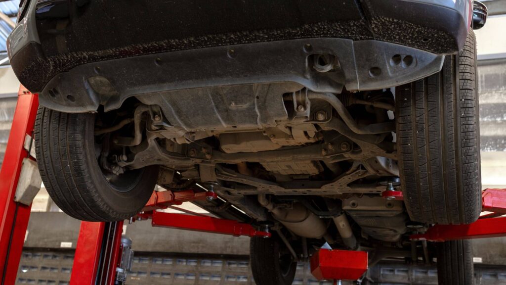 hrdzavý podvozok auta