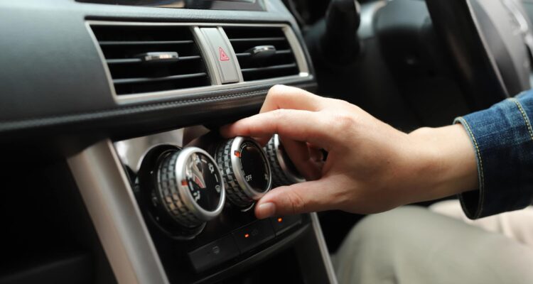 Ako skontrolovať klimatizáciu v aute