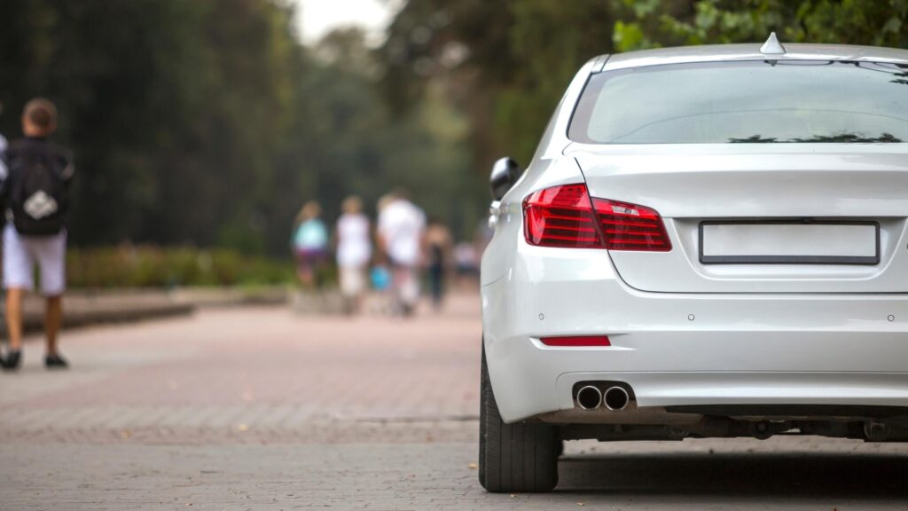 Stojace auto, pohľad odzadu