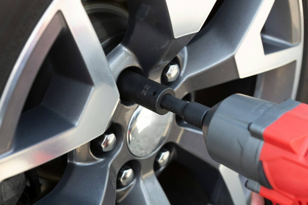 Uťahovanie skrutiek na disku auta pomocou elektrického uťahováku